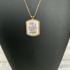 Avon Vintage floral Heritage Gold Plated Pendant Necklace